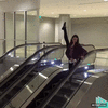 GIF animado (96587) Chica bugueada bajando las escaleras