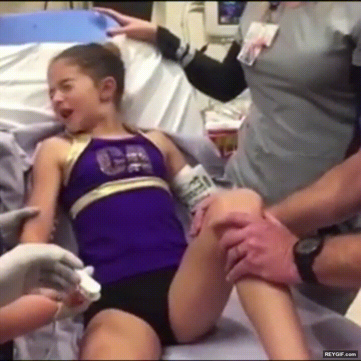 GIF animado (95627) Colocandole a una pobre nina la rodilla en su sitio