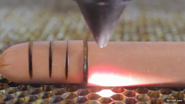 GIF animado (95845) Cortando un salchicha con un rayo laser