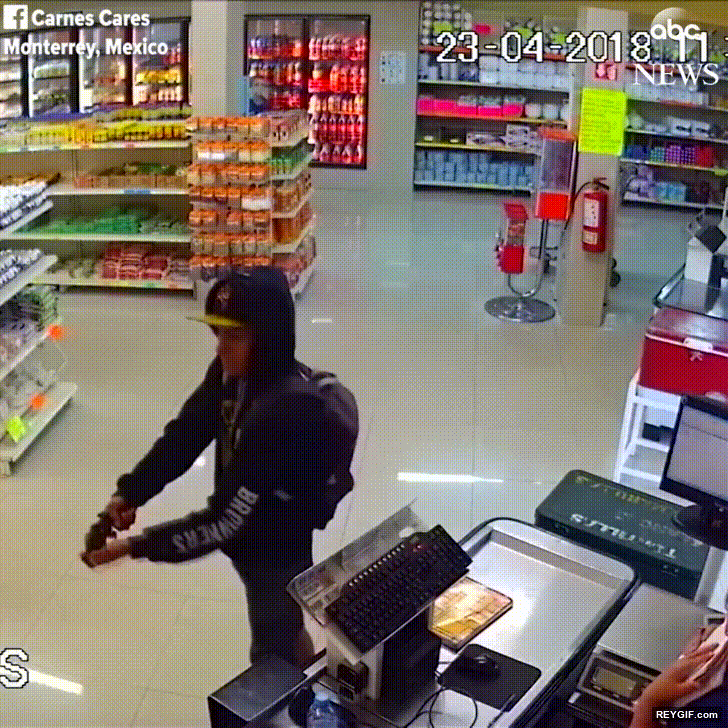 GIF animado (96245) Cowboy evitando un robo de la forma mas epica