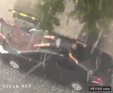 GIF animado (91922) Cuando cae una granizada y tengo el coche aparcado en la calle