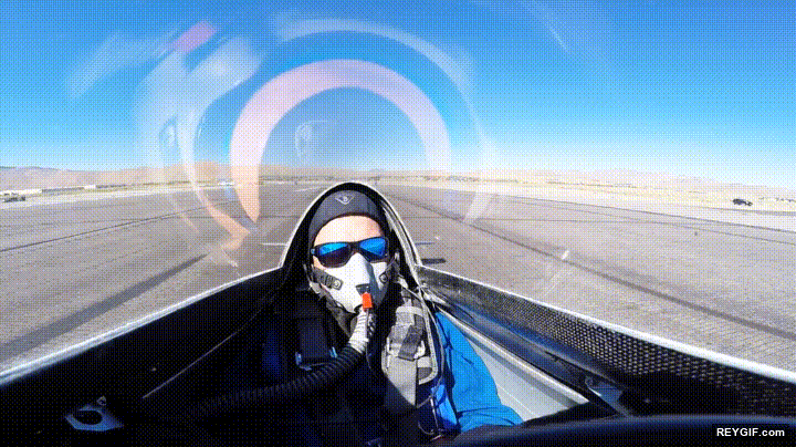GIF animado (96363) Cuando eres uno de los pilotos con mas suerte del mundo