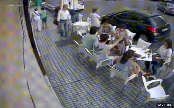 GIF animado (95754) Cuando estas tomando algo con los colegas y te cae un trozo de casa encima