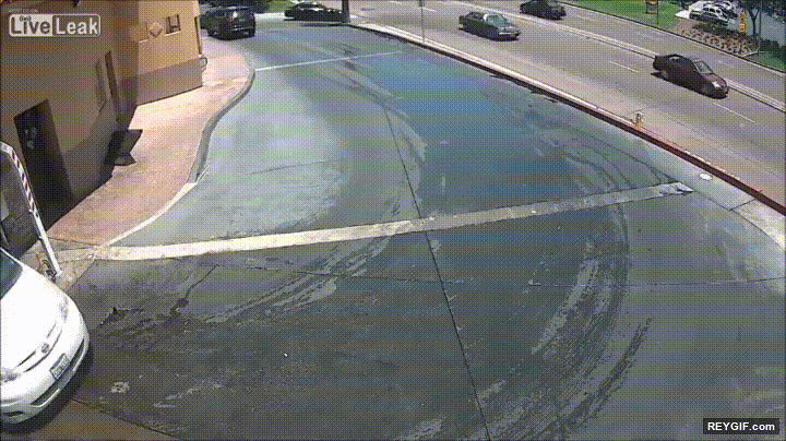 GIF animado (96539) Cuando intentas salir del parking con todo el estilo del mundo