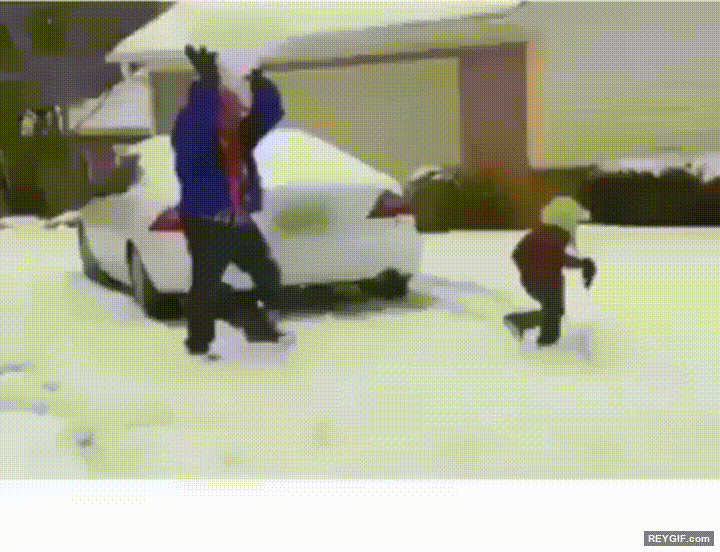 GIF animado (95835) Cuando la batalla de nieve con tu hijo se te va de las manos