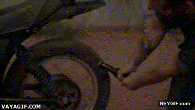 GIF animado (93934) Cuando sientes pasion por las motos no necesitas cosas absurdas como un abridor