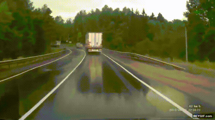 GIF animado (95570) Cuidado cuando conduzcas por una carretera mojada