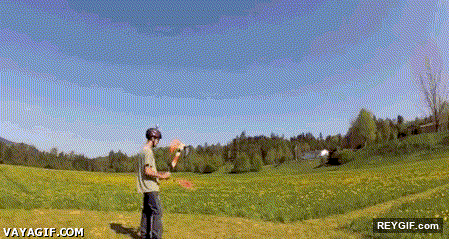 GIF animado (94780) Diversion con bumeranes en forma de tomahawk