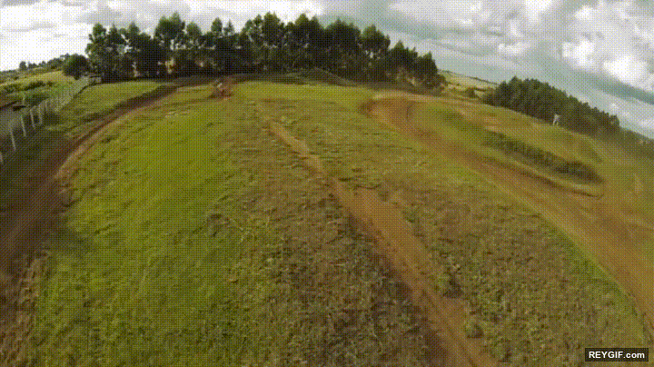 GIF animado (96557) Drones que se colocan en el peor sitio posible