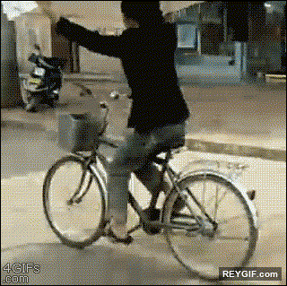 GIF animado (93558) El hombre que no necesita manos para ir en bici
