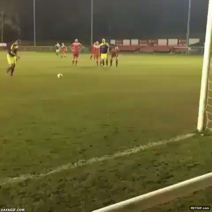 GIF animado (96585) El mejor truco cuando tiras un penalti para enganar al portero