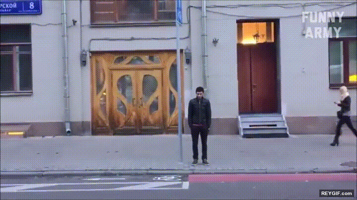 GIF animado (95452) El tipico truco para desaparecer aprovechando que pasa un autobus