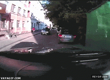GIF animado (91769) En rusia los peatones golpean a los coches