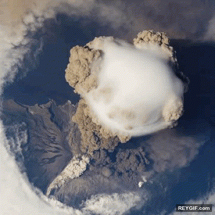 GIF animado (95950) Erupcion volcanica vista desde la estacion espacial internacional