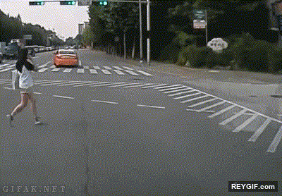 GIF animado (93402) Es peligroso hablar por telefono al cruzar la calle