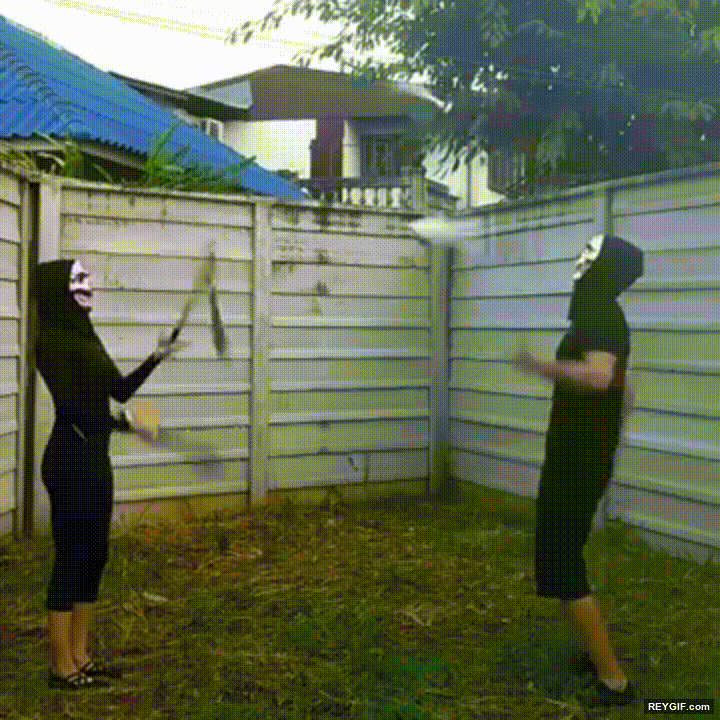 GIF animado (95924) Esqueletos suicidas haciendo malabares no lo intenten en sus casas