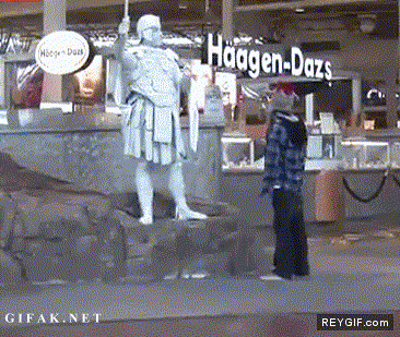 GIF animado (91567) Estatuas humanas tan reales que dan miedo