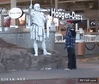 GIF animado (91567) Estatuas humanas tan reales que dan miedo