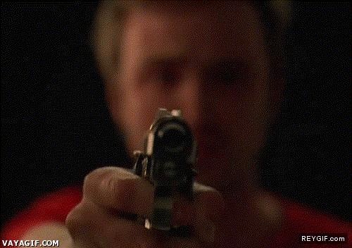 GIF animado (91467) Estes en la direccion que estes la pistola siempre te apuntara