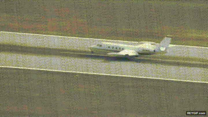 GIF animado (96487) Esto es lo que le pasa a un avion cuando de repente pierde una rueda