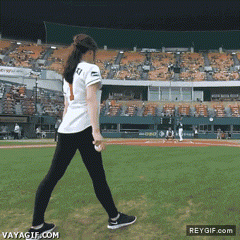 GIF animado (92901) Esto si es hacer un lanzamiento de honor en baseball