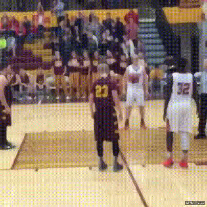 GIF animado (95580) Ganando el partido con un tiro imposible sobre la bocina