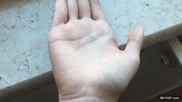 GIF animado (96066) Gente que puede mover una parte concreta de su mano raro pero interesante