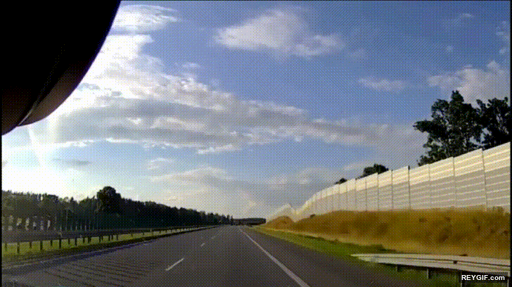 GIF animado (96331) Gente que se creen supervillanos en la carretera y activan una cortina de humo porque si