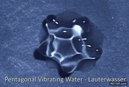 GIF animado (91326) Gota de agua vibrando de forma pentagonal