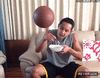 GIF animado (92766) Hacer girar la pelota de baloncesto con una mano era muy mainstream