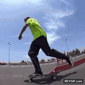 GIF animado (96376) Haciendo un truco genial con dos skates a la vez