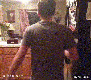 GIF animado (93769) Hay personas que es entrar en la cocina y pierden la cabeza
