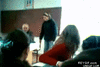 GIF animado (91009) Hay que tenerlos muy buen puestos para hacerle esto a un profesor
