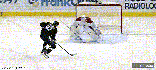GIF animado (91678) Increible gol de hockey sobre hielo