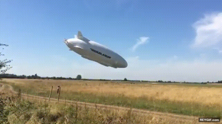 GIF animado (95453) La aeronave mas grande creada por el ser humano choca con unos postes de luz