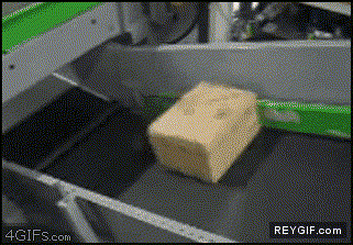 GIF animado (90723) La caja rebelde que se negaba a subir por la cinta
