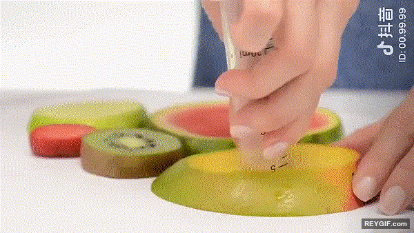 GIF animado (96231) La forma mas divertida de comer fruta en verano