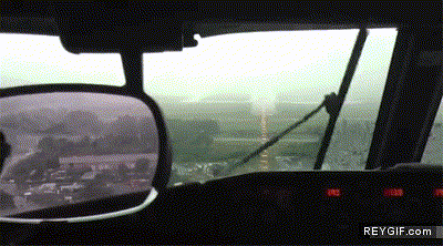 GIF animado (93077) La lluvia impide ver al piloto de este avion justo antes de aterrizar