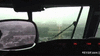 GIF animado (93077) La lluvia impide ver al piloto de este avion justo antes de aterrizar