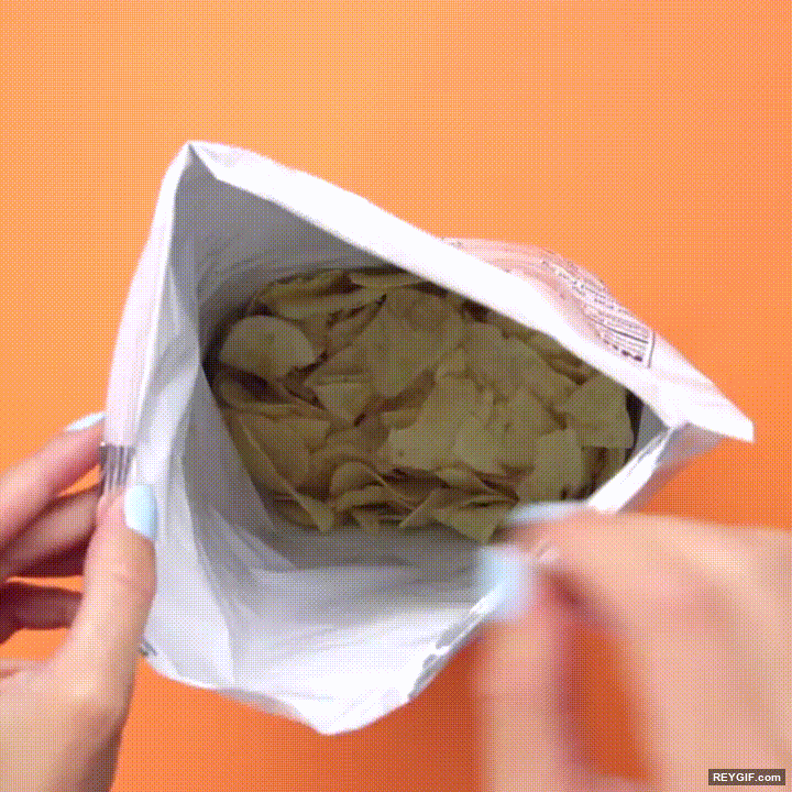 GIF animado (95621) La mejor forma de cerrar sin pinzas una bolsa de patatas