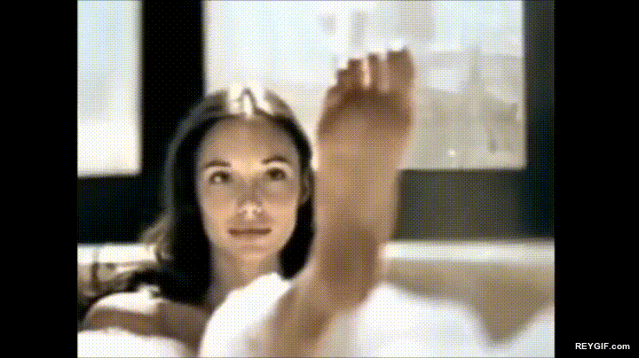 GIF animado (96047) La mejor forma de trollearle un bano relajante a tu novia