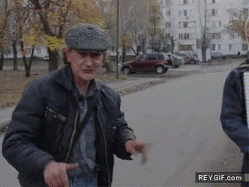 GIF animado (90535) La pregunta aqui es de donde leches sale el viejo con la bici