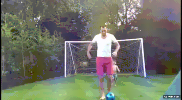 GIF animado (96097) La primera y ultima vez que juega a futbol con papa