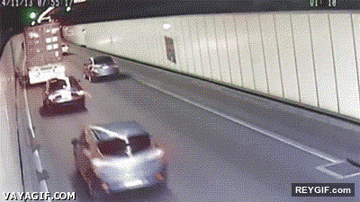 GIF animado (95021) La proxima vez intenta que la carga de tu camion no llegue al techo del tunel
