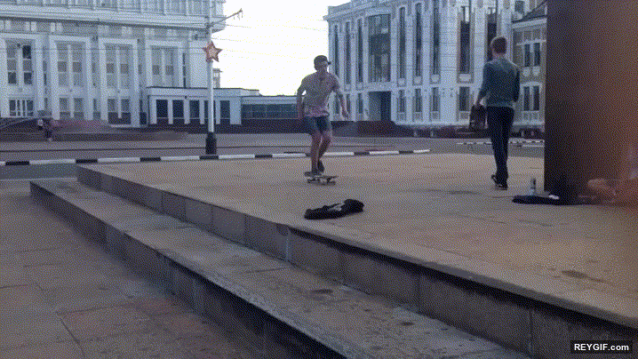 GIF animado (94510) La razon por la que no debes hacer skate cerca de una carretera
