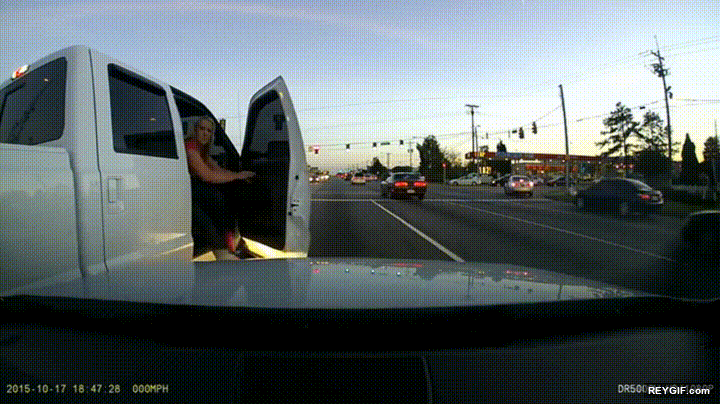 GIF animado (96588) Las peleas en la carretera son cada vez mas extranas