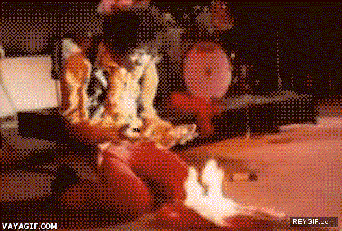 GIF animado (92986) Legendario jimi hendrix quemando su guitarra en el festival de monterrey