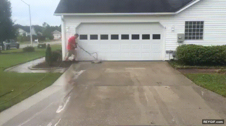 GIF animado (95919) Limpiando la rampa del garaje de casa es hipnotico