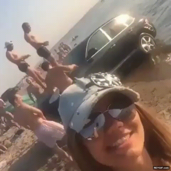 GIF animado (95623) Lo mejor que puedes hacer con un coche en una playa