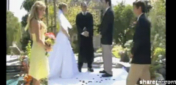GIF animado (96413) Lo peor que puede pasar cuando tienes que entregar los anillos en una boda